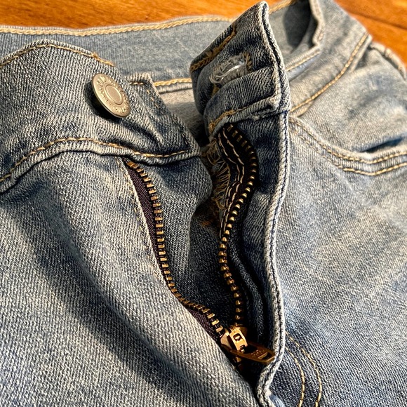 Old Navy Blue Denim Shorts Cuffed Lightwash Distressed Sz 6 1099-396 - Picture 4 of 6